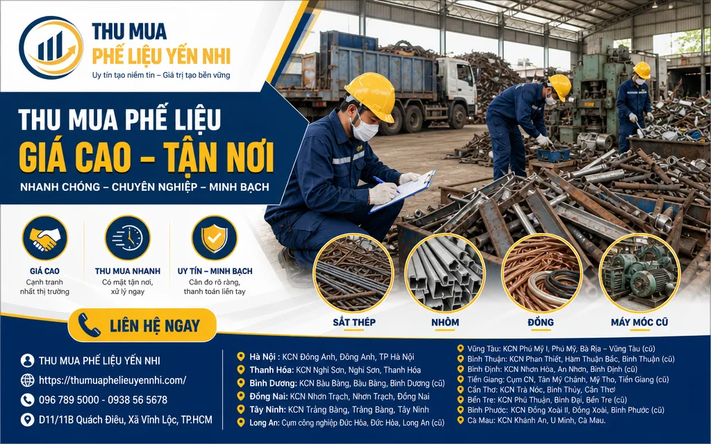 Nhân viên khảo sát phế liệu tại kho hàng ở Hà Nội