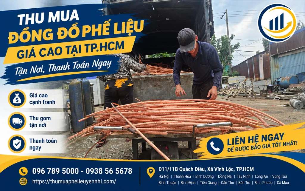 Nhân viên và khách hàng cùng kiểm tra khối lượng đồng phế liệu trên cân